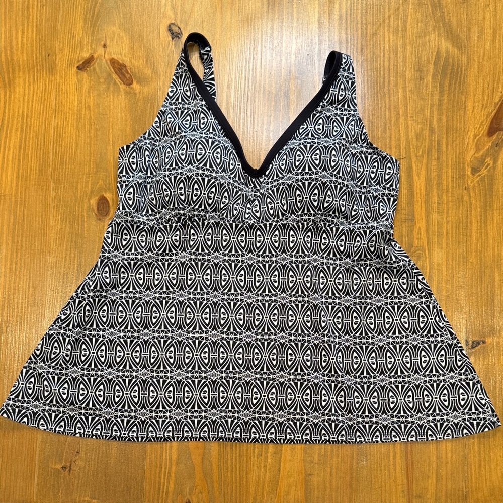 NWOT women’s modest tankini swimsuit black and white print tank top bathing suit